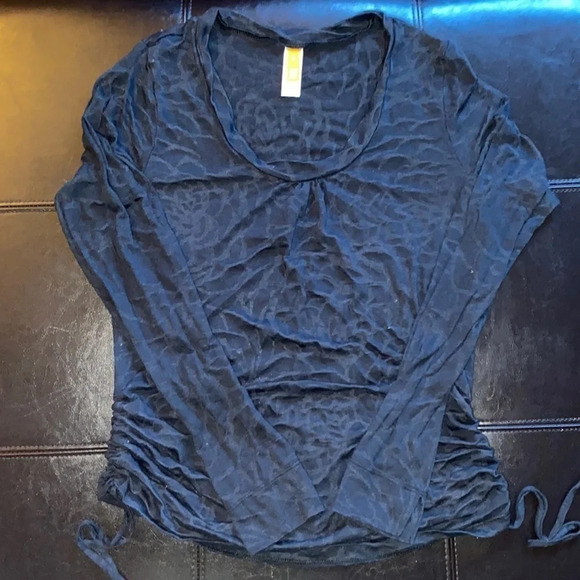 Lucy Sheer Patterned Long Sleeve Workout Top​​​​​​​​​​ - Picture 2 of 5